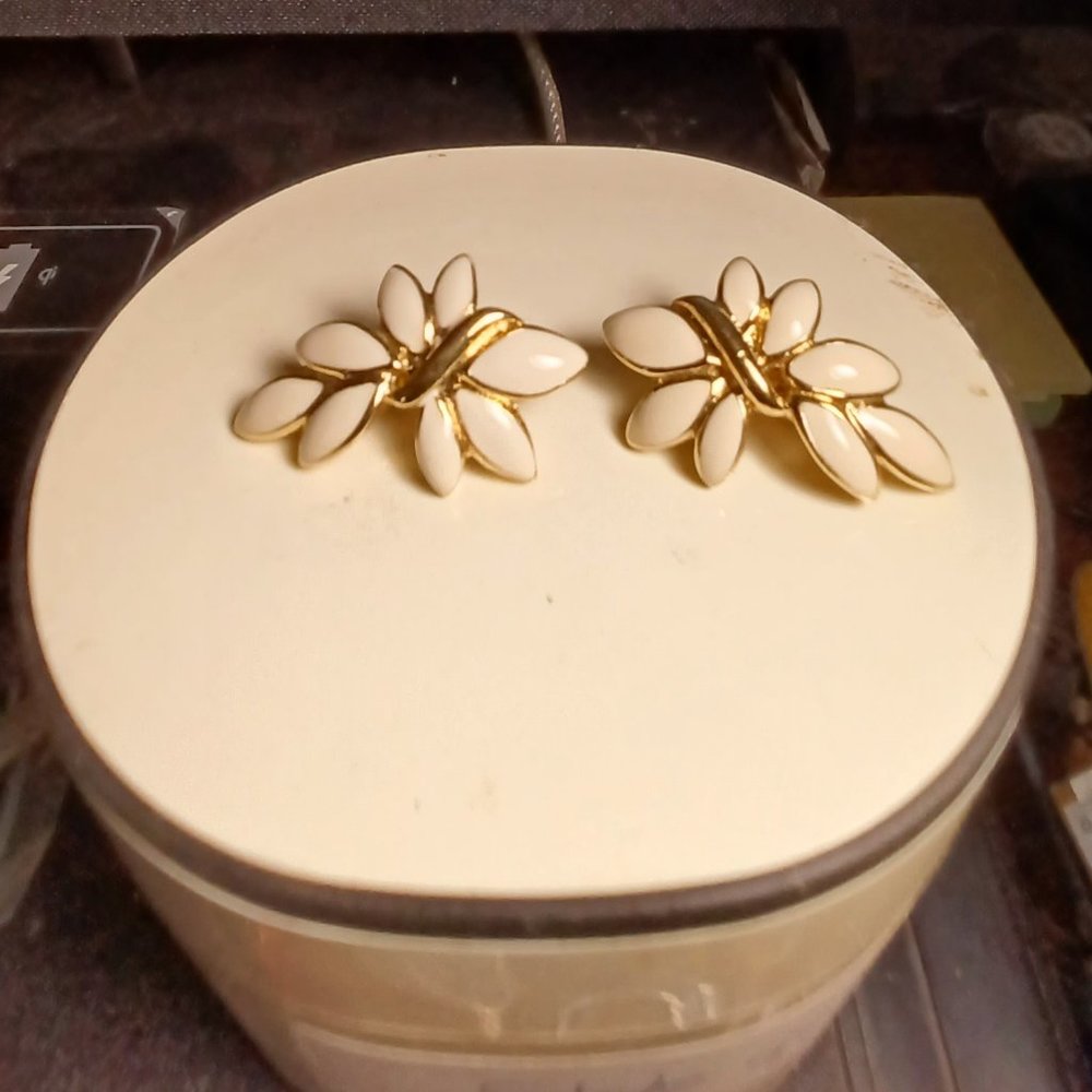 Trifari clip earings